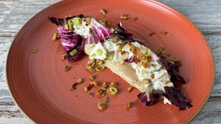 Räucherforelle mit Joghurt-Birnensoße und Pommes frites