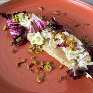 Räucherforelle mit Joghurt-Birnensoße und Pommes frites