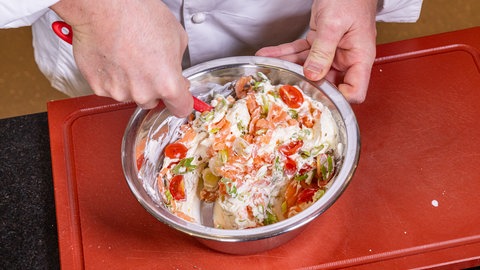 Die Füllung mit Frischkäse, Lachs und Tomaten wird verrührt