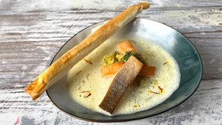 Fischsuppe vom Saibling mit Mini-Strudeln