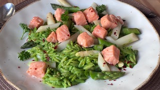 Spargel und Lachsforelle auf Spinat-Bärlauch-Nudeln