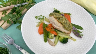 Hähnchenbrüste mit Kräuterkruste und Frühlingsgemüse