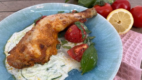 Marinierte Hähnchenschenkel mit Gurkenjoghurt und Tomatensalat	