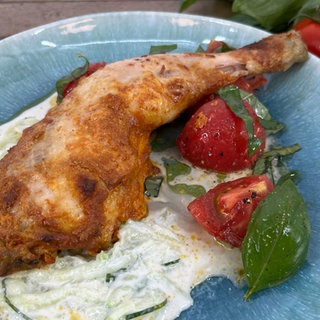 Marinierte Hähnchenschenkel mit Gurkenjoghurt und Tomatensalat	