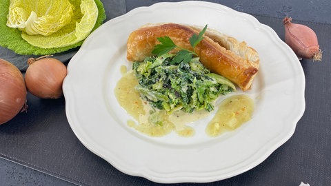 Bratwurst im Blätterteig mit Wirsing