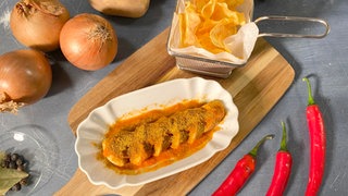 Currywurst mit scharfer Sauce und Kartoffelchips