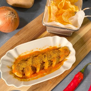 Currywurst mit scharfer Sauce und Kartoffelchips