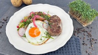 Frikadelle mit Bratkartoffelsalat