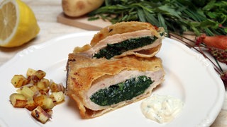 Gefülltes Schweinekotelett mit Kräutersauce