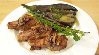 Gegrillte Lammkoteletts mit Oliven-Vinaigrette und Auberginensalat