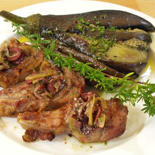 Gegrillte Lammkoteletts mit Oliven-Vinaigrette und Auberginensalat