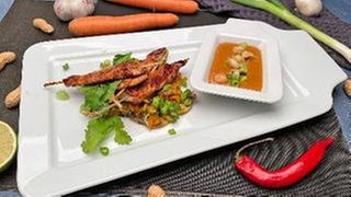 Saté-Spieße mit lauwarmem Gemüsesalat