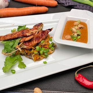 Saté-Spieße mit lauwarmem Gemüsesalat