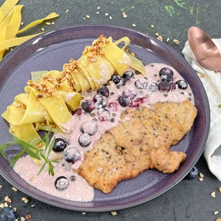 Harzer-Blaubeer-Schmand-Schnitzel mit Haselnussnudeln