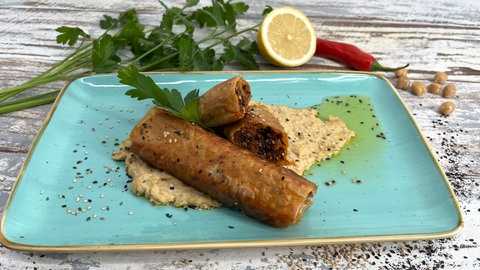 Knusprige Hackfleisch-Röllchen mit Hummus