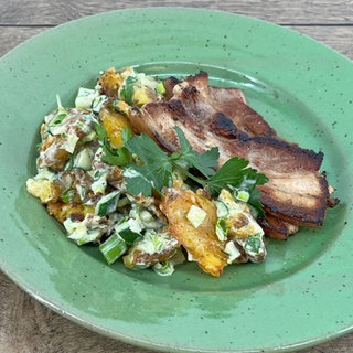 Knuspriger Kartoffelsalat mit karamellisiertem Schweinebauch