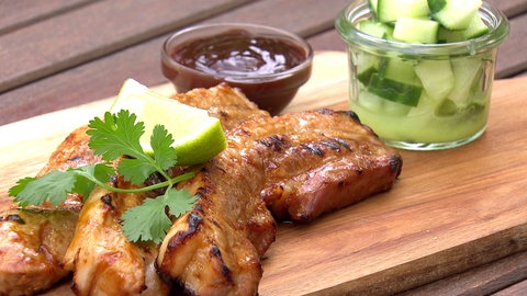 Krosser Schweinebauch mit Wasabi-Gurken 