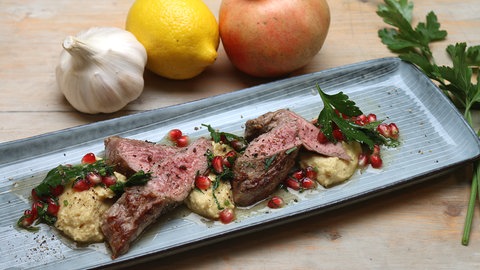 Lammfilet mit Kichererbsenpüree und Granatapfel