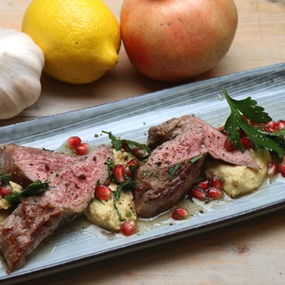 Lammfilet mit Kichererbsenpüree und Granatapfel