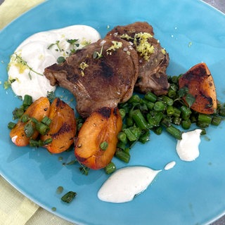 Lammkoteletts mit Bohnen und Aprikosen