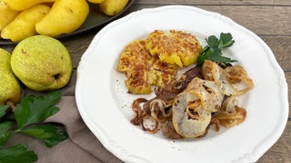 Leber mit Zwiebeln und Birnen