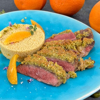 Minutensteaks vom Rind mit Pistazienkruste zu Orangen-Couscous