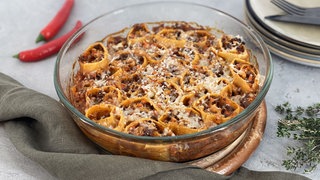 Nudelschnecken mit Hackfleisch und Salat