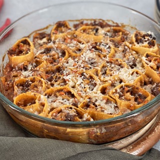 Nudelschnecken mit Hackfleisch und Salat