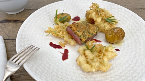 Lammrücken mit Estragonkruste, Fächerkartoffeln und gebackenen Holunderblüten