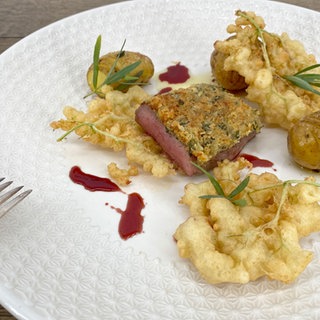 Lammrücken mit Estragonkruste, Fächerkartoffeln und gebackenen Holunderblüten