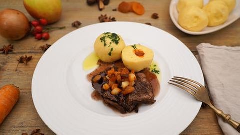 Sauerbraten mit Hagebutten-Knödeln
