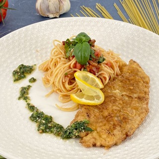 Schnitzel in Ei-Hülle mit Tomatensauce