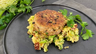 Wirsing-Kartoffelstampf mit Frikadellen