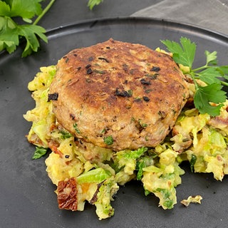 Wirsing-Kartoffelstampf mit Frikadellen