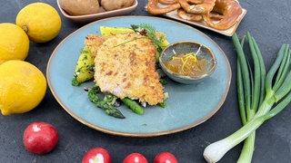 Brezel-Schnitzel mit Frühlingssalat