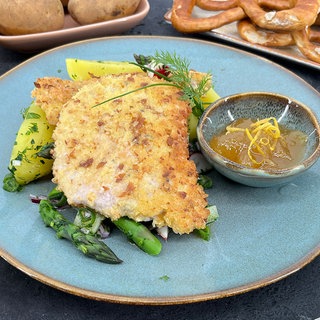 Brezel-Schnitzel mit Frühlingssalat