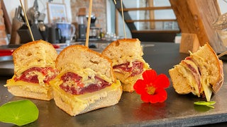 Burger-Spieße mit Rinderschinken,, Bergkäse und Spitzkraut