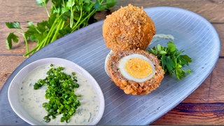 Eier im Hackfleischmantel (Schottische Eier) mit Kräuter-Senf-Dip