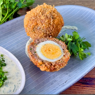 Eier im Hackfleischmantel (Schottische Eier) mit Kräuter-Senf-Dip