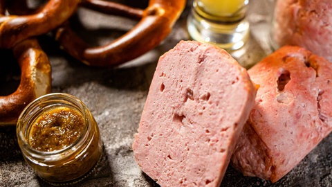 Fleischkäse mit süßem Senf, Brezeln und Bier