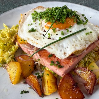 Fleischkäse mit Bratkartoffeln, Spiegelei und Wirsingsalat