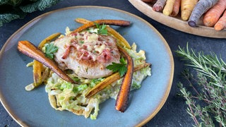 Gefüllte Schnitzel mit Wirsing, Knöpfle und Karotten
