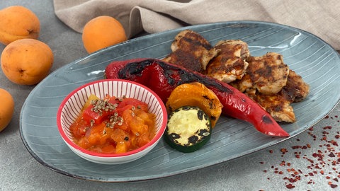 Gegrillte Hühnchenschenkel (Pollo fino) mit Paprika-Salsa