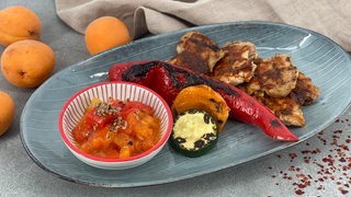 Gegrillte Hühnchenschenkel (Pollo fino) mit Paprika-Salsa