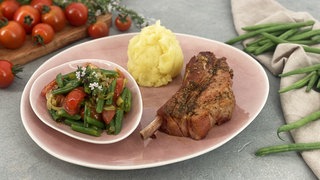 Grüne Bohnen mit Tomaten und gebratenen Rippchen