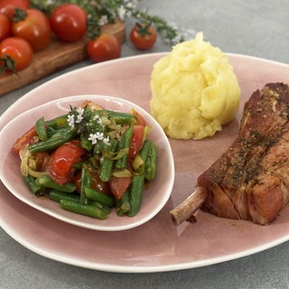 Grüne Bohnen mit Tomaten und gebratenen Rippchen