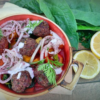 Hackbällchenpfanne mit Blattspinat und Zitrus-Joghurt