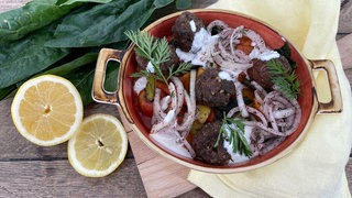Hackbällchenpfanne mit Blattspinat und Zitrus-Joghurt