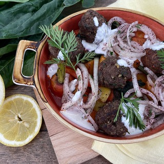 Hackbällchenpfanne mit Blattspinat und Zitrus-Joghurt