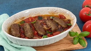 Hackröllchen (Cevapcici) mit Tomatenragout